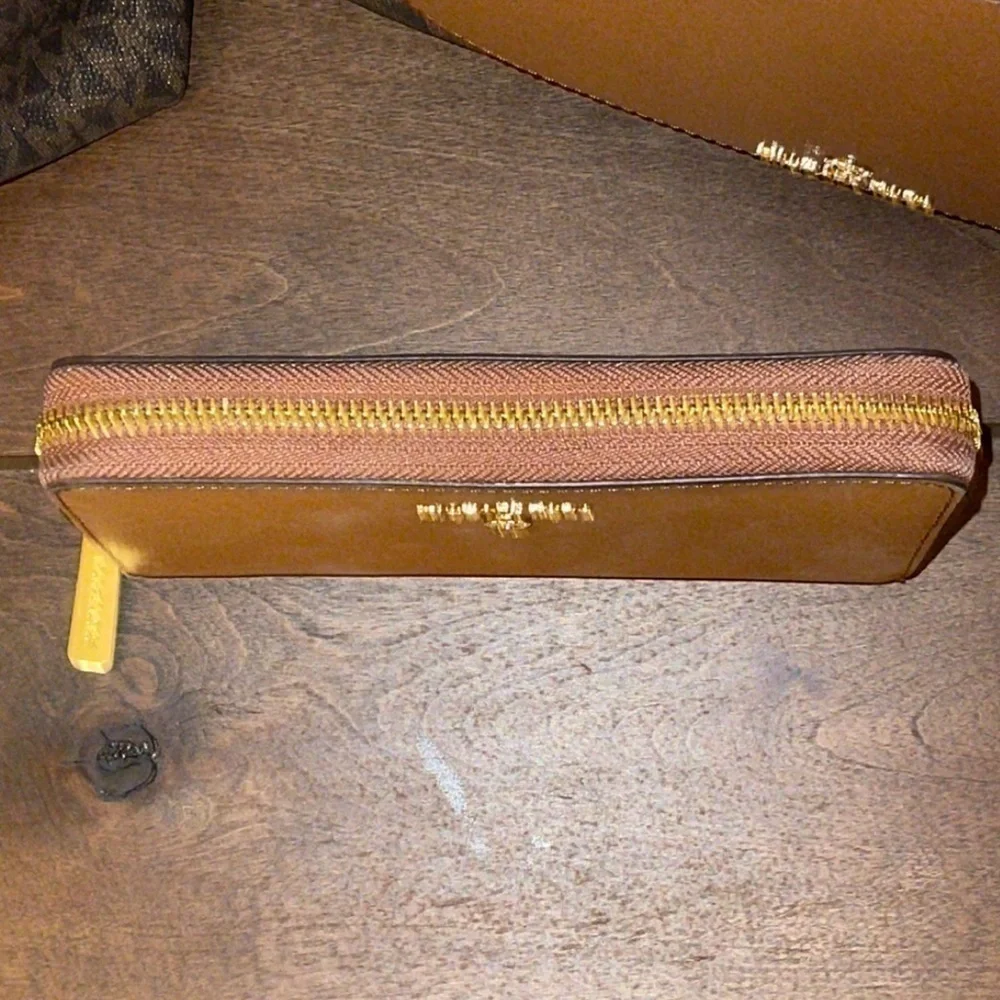 NWT Michael Kors Jet Set Charm Wallet